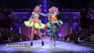 "Nicki Minaj" Performs "Super Bass" Live at Victoria's Secret Fashion Show 2011 chords
