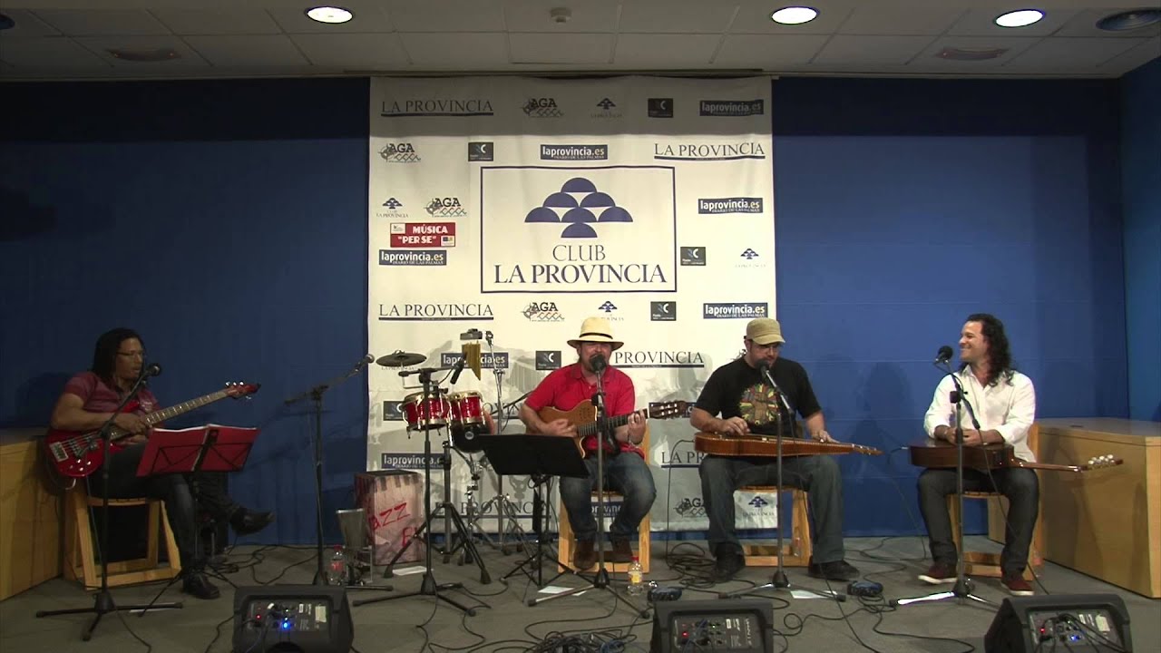 Bajo la luz de una farola