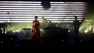 Massive Attack - Teadrop live in Zagreb (Martina Topley-Bird) by thetinar 880 views 14 years ago 4 minutes, 9 seconds