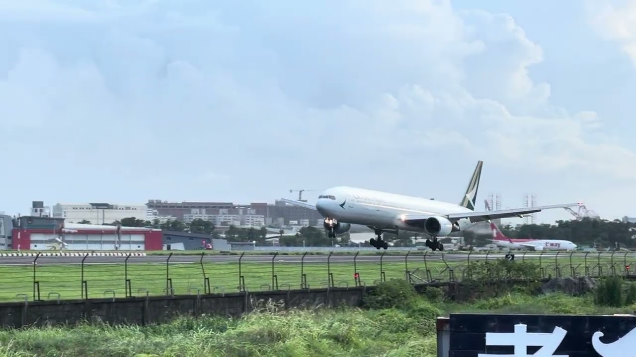 《 挑戰側風降落の國泰 》 國泰航空 CX458 Cathay Pacific Boeing 777-367 降落於：高雄小港機場 縮圖