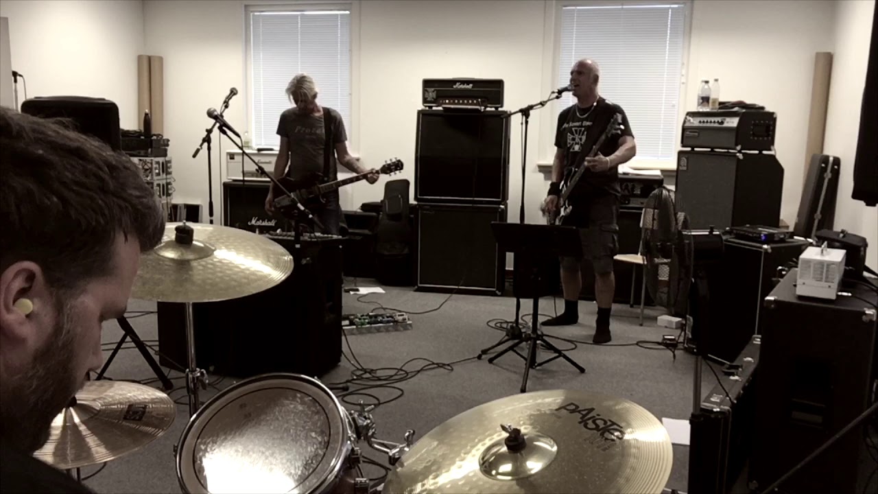 SUGGORNA - Den muterade socialisten