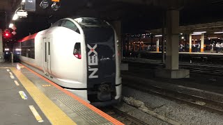 JR大船駅下り7番線から、下り6両編成回送E259系Ne001横クラが、車庫へと発車!「8番線の久里浜行き55分とさせて頂きます。この後の久里浜行き、当駅23時25〜30分頃の到着となります。」