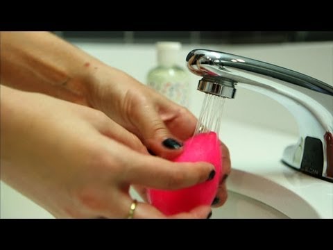 Video: Een beautyblender gebruiken (met afbeeldingen)