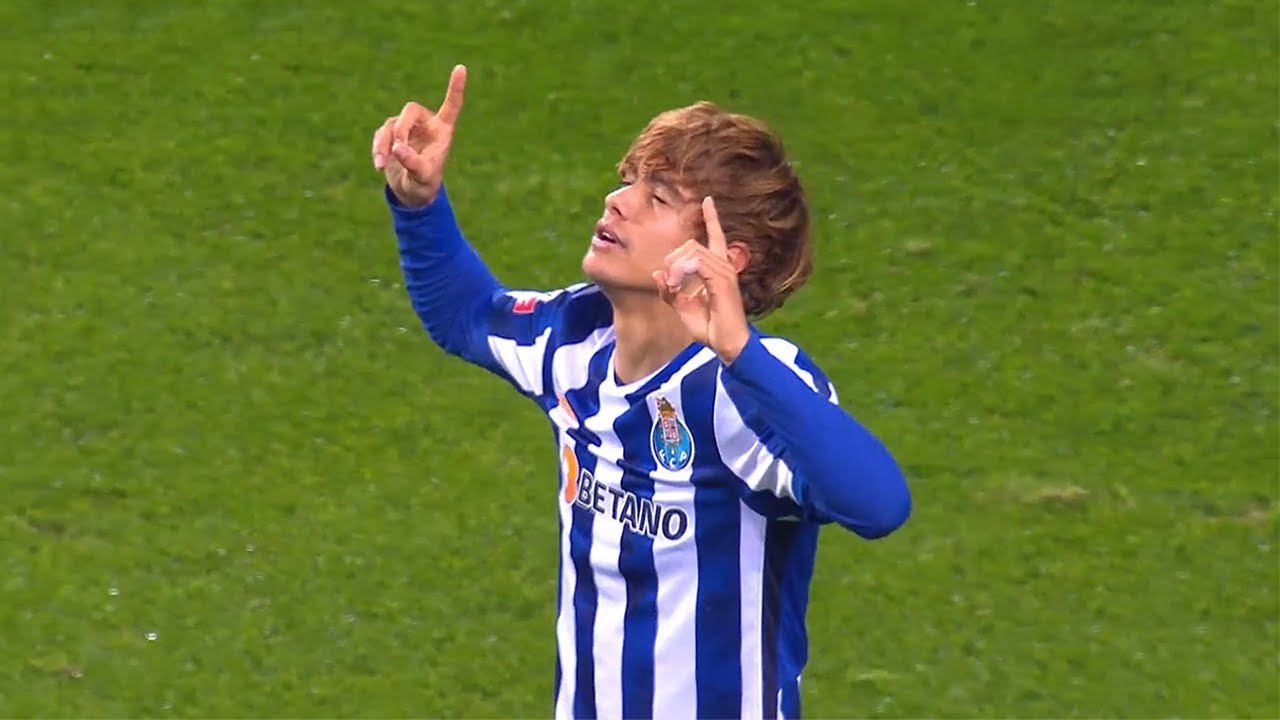 6 Minutes of Rodrigo Mora Showing His CLASS