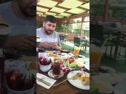 Talha annesi ve babasıyla Nevşehir Mado’da kahvaltıda (yaz tatili 2017)