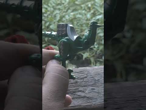 menemukan Mainan dinosaurus, Dzombi dan Suku Cadang