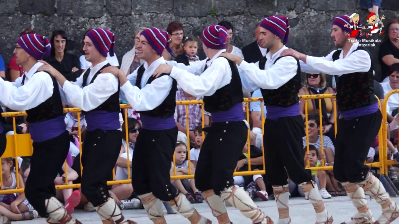201708120109  Leitzako Aurrera dantza taldeak eskeinitako, Irri dantzak