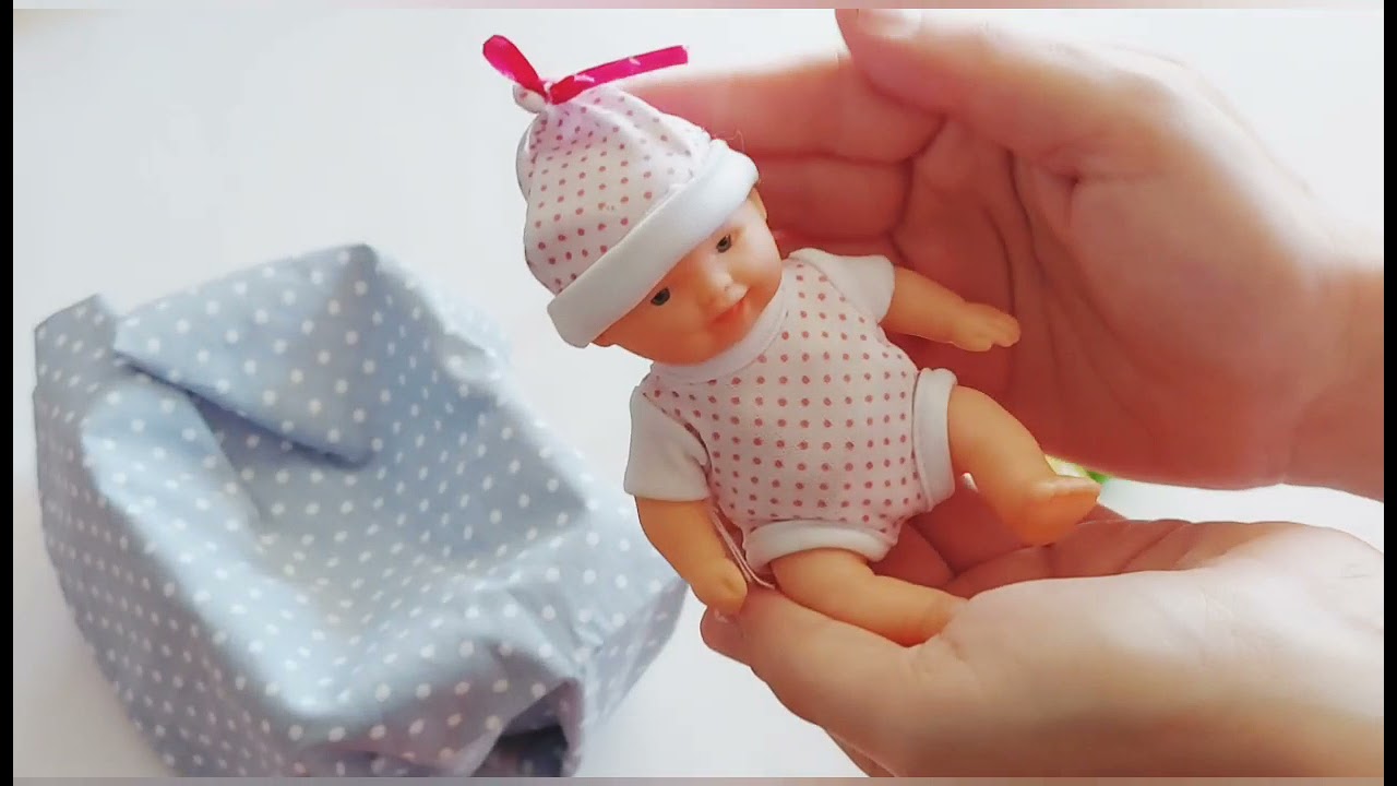 Το μωρό παίζει στην παιδική χαρά/Τρώει κρέμα από λαχανικά