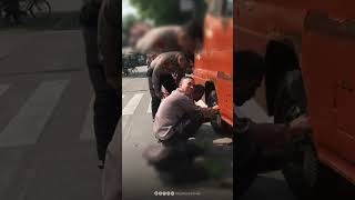 Polres Batang Sigap Bantu Sopir Angkot Lansia Alami Ban Kempes di Jalan