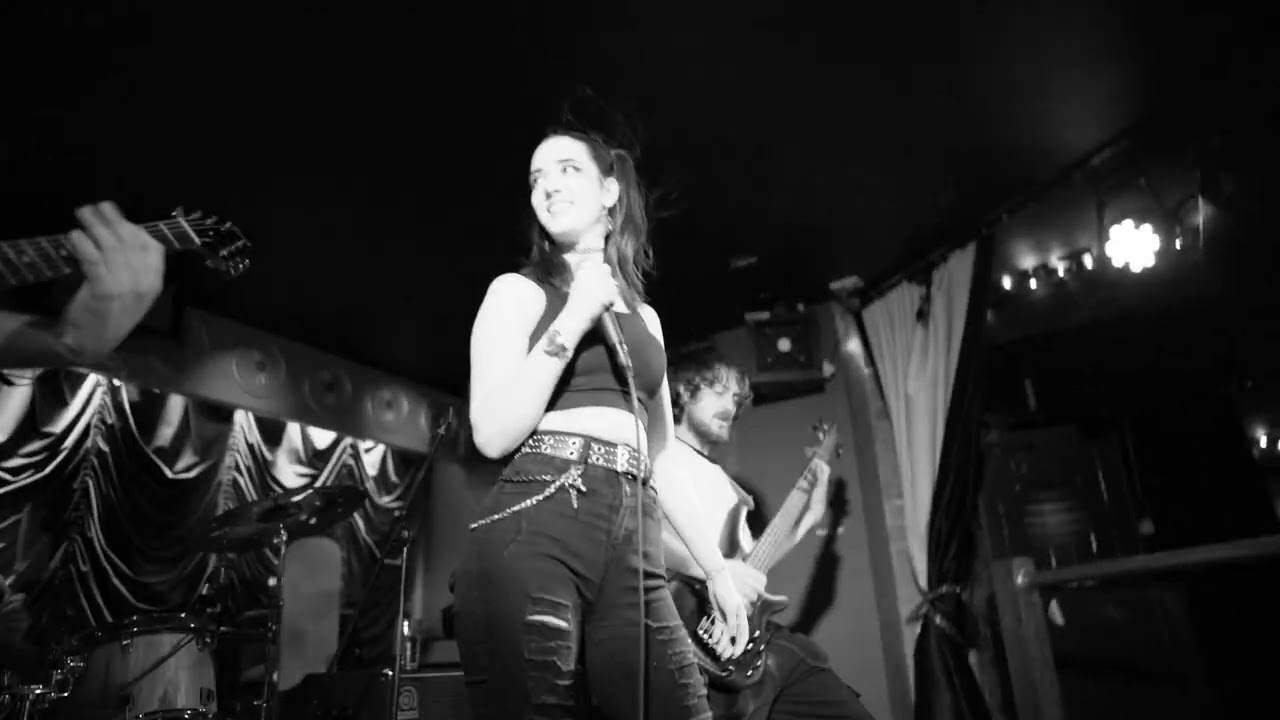 Social Strangers – Pull The Plug (Official Music Video)