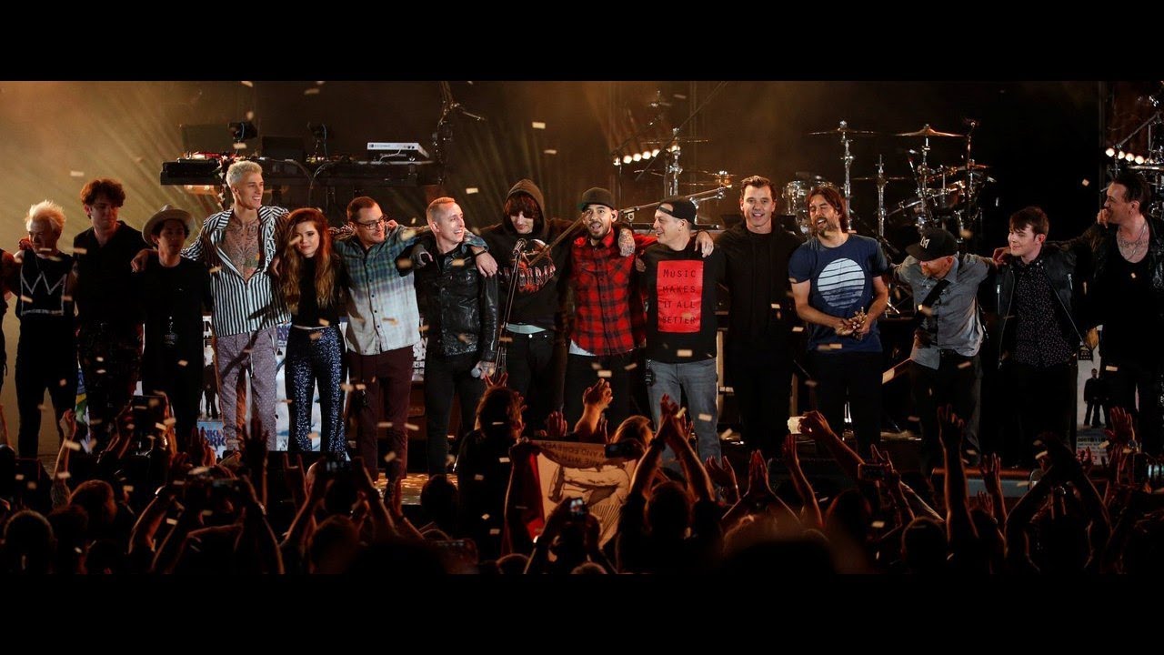 Linkin Park & Friends - Bleed It Out/The Messenger (Live Hollywood Bowl 2017) auf YouTube ansehen Linkin Park & Friends - Bleed It Out/The Messenger (Live Hollywood Bowl 2017) auf YouTube ansehen