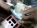 كيفية لصق عملة ورقية بمنتهي السهولة عن طريق الغراء كيفية لصق عملة ورقية بمنتهي السهولة عن طريق الغراء