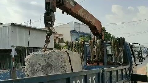 Cần cẩu UNIC 360k , tài xế mập cẩu hòn đá khổng lồ xuống xe nhẹ nhàng.