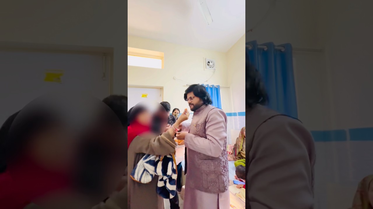 Fuppo Banne Ki Khushi Mei Sabko Khilayi Meethai 