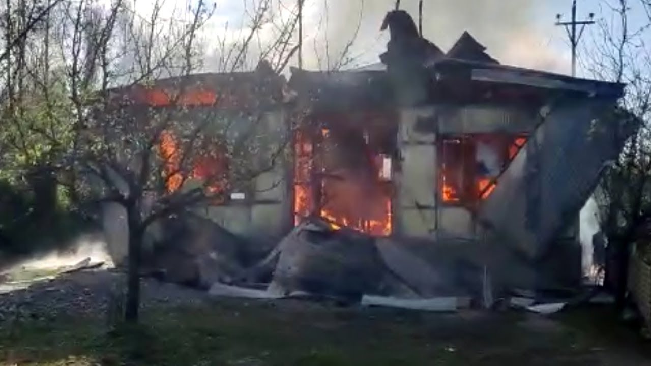 Baramulla: Residential Building Gutted In Massive Fire - YouTube