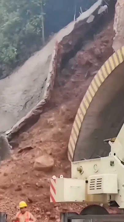 Deslizamiento de Talud | Entrada de Túnel • Geotecnia