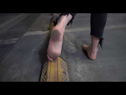 Gougou walked barefoot on the greasy pavement, and her soles quickly turned black
