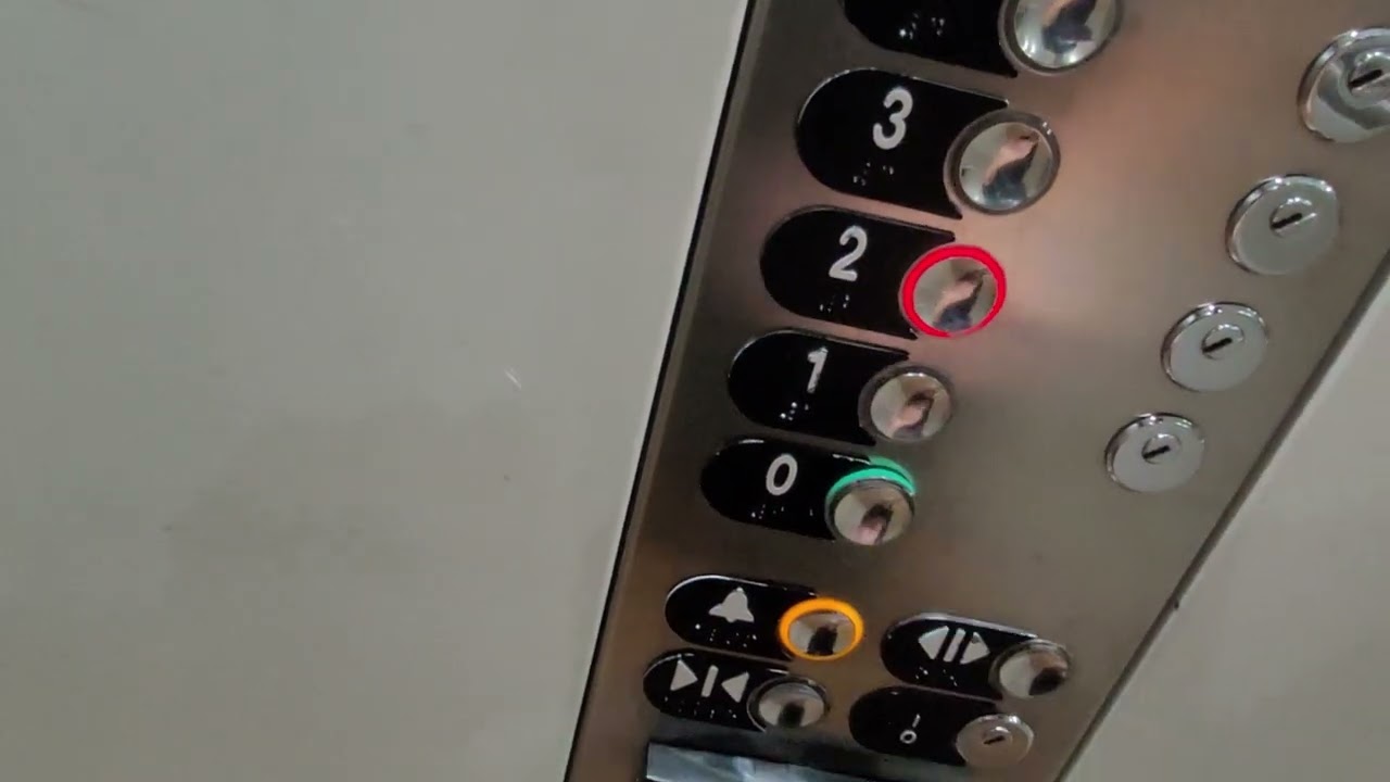 2 Anciens Otis mod. Otis (1 en cours de mod. Sodimas, l'autre va suivre) ! (📍Docks, Marseille, FR)