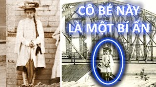 Cô Bé Bí Ẩn Được Chụp Ảnh Trong Nhiều Năm Mà Không Thay Đổi Gì screenshot 4