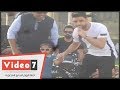 أحمد جمال يداعب طفل أراد التصوير معه فى حفل أنت أقوى من المخدرات