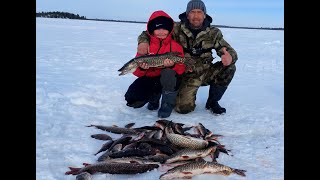 Щука окунь со льда тёплым весеннем деньком. Рыбалка на Ямале.