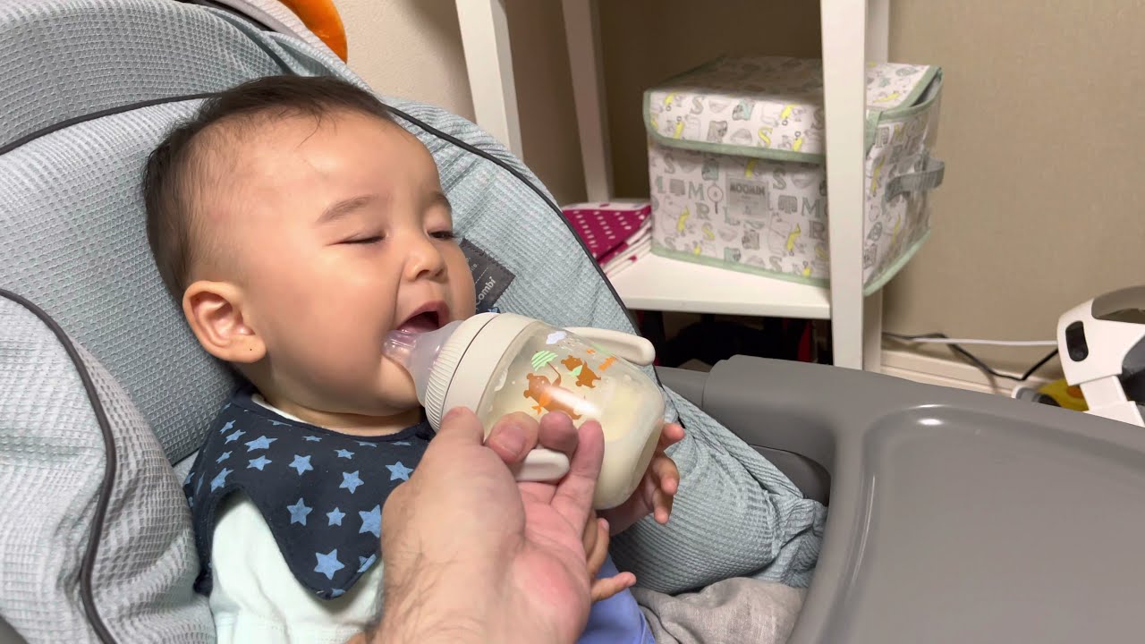 寝ながらミルクを飲む乳幼児 YouTube