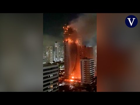 Un gran incendio consume parcialmente un edificio en obras de 20 plantas en Brasil