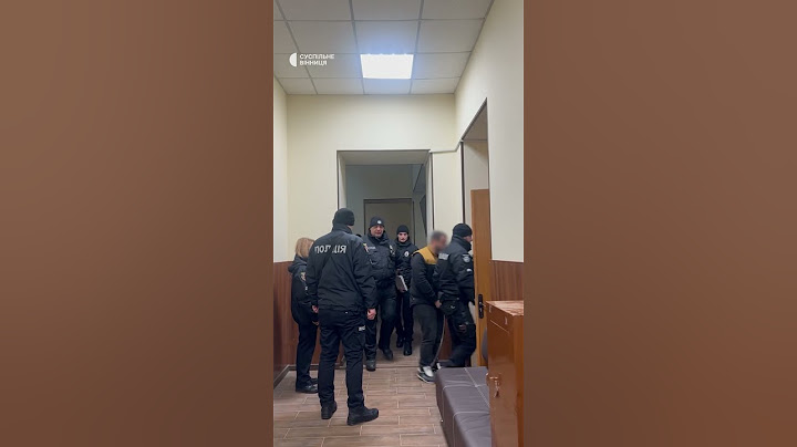 Водія, який збив двох дівчат у Вінниці, заводять у залу суду для обрання запобіжного заходу