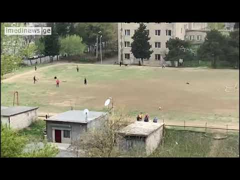 მუხიანში ახალგზრდები საგანგებო მდგომარეობის რეჟიმის ფეხბურთის თამაშით არღვევენ