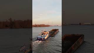 Duwboot Edith vaart langs Kinderdijk #kinderdijk