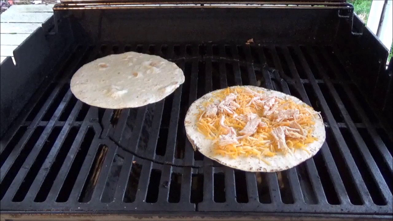 æggelederne Gentagen tyk How to make quesadillas on the grill - YouTube