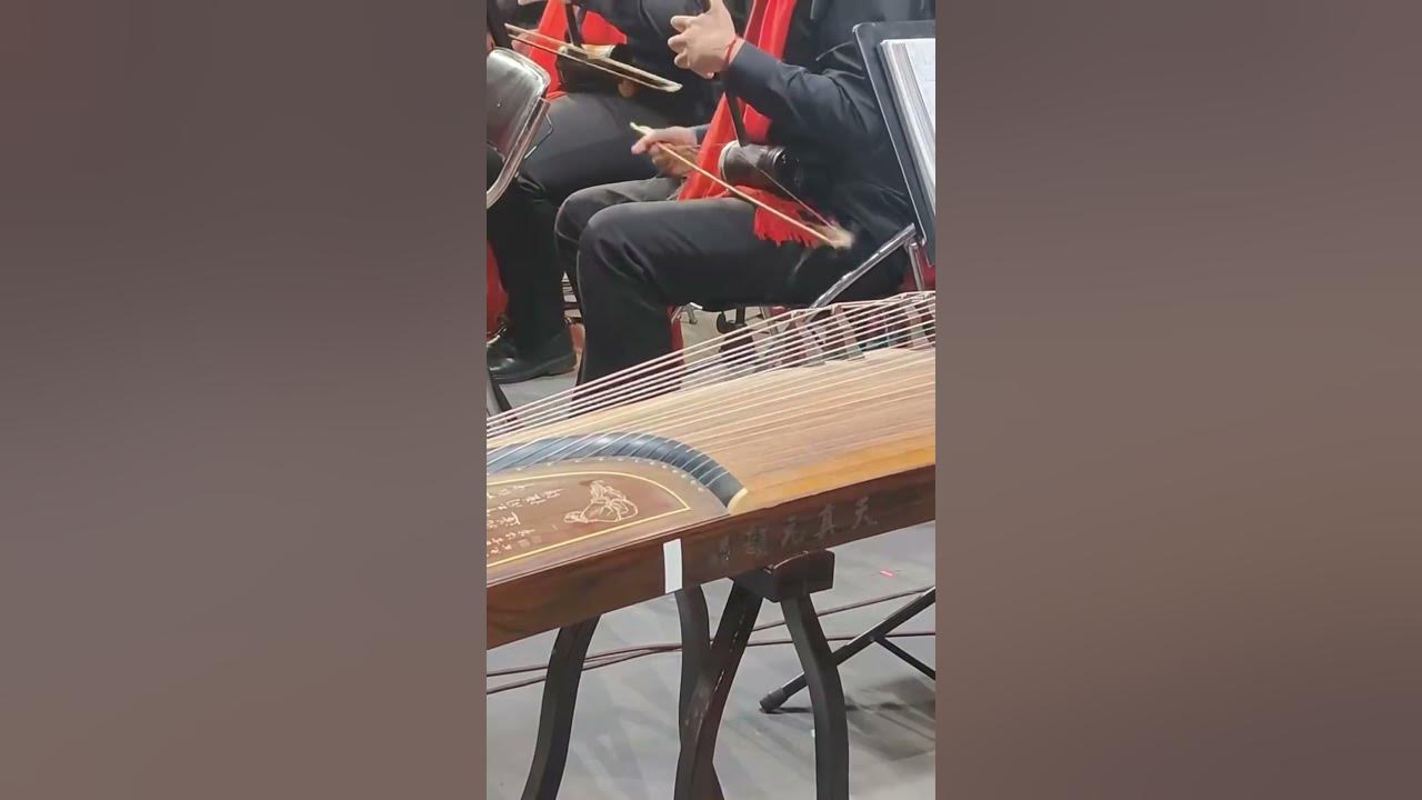 4256: Determined student plays gaohu with broken bow in China