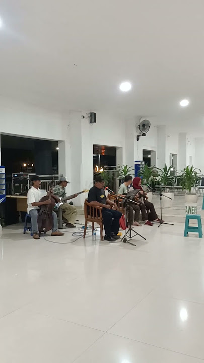 IRINGAN KERONCONG LEGEND DI STASIUN MADIUN