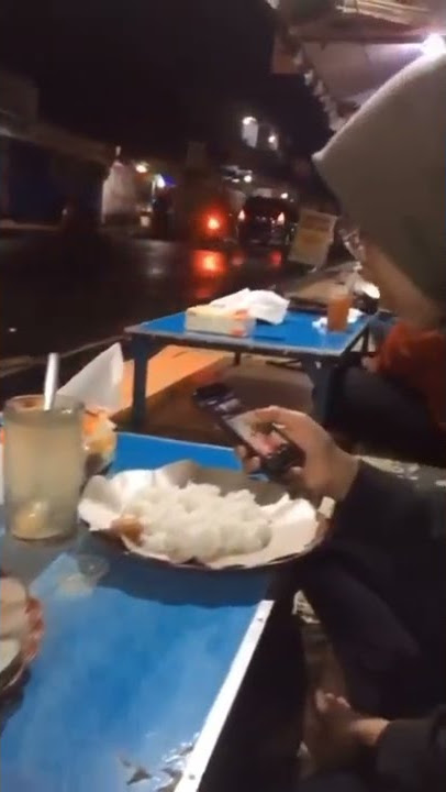 Halu lagi makan dipinggir jalan bareng pacar