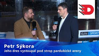 Pocta pro Petra Sýkoru! Jeho dres vystoupal pod strop pardubické areny