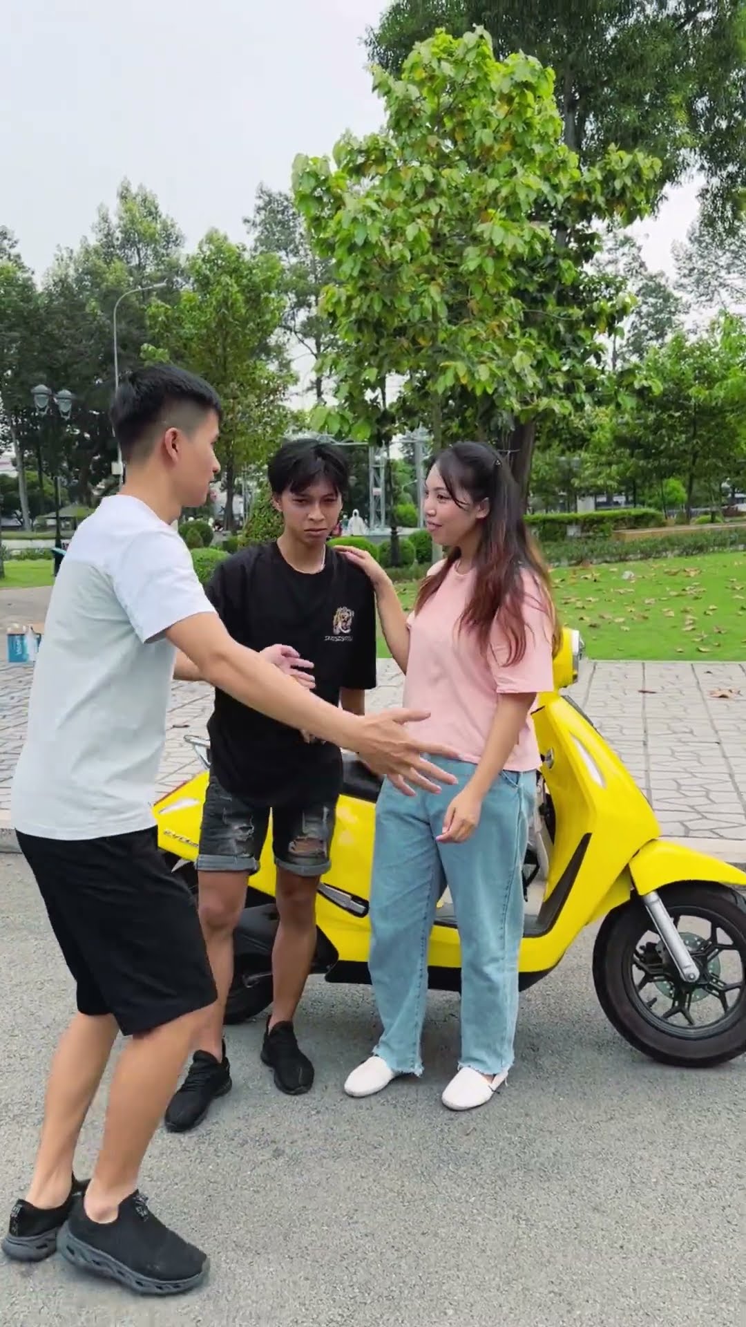 SH - Bắt tay bạn gái của anh ấy || Shake his girlfriend's hand #shorts