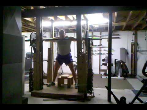 Speed squat 135 plus 200lbs bands 105lbs chains - YouTube