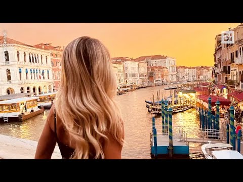 Elena Santarelli turista a Venezia per festeggiare il compleanno