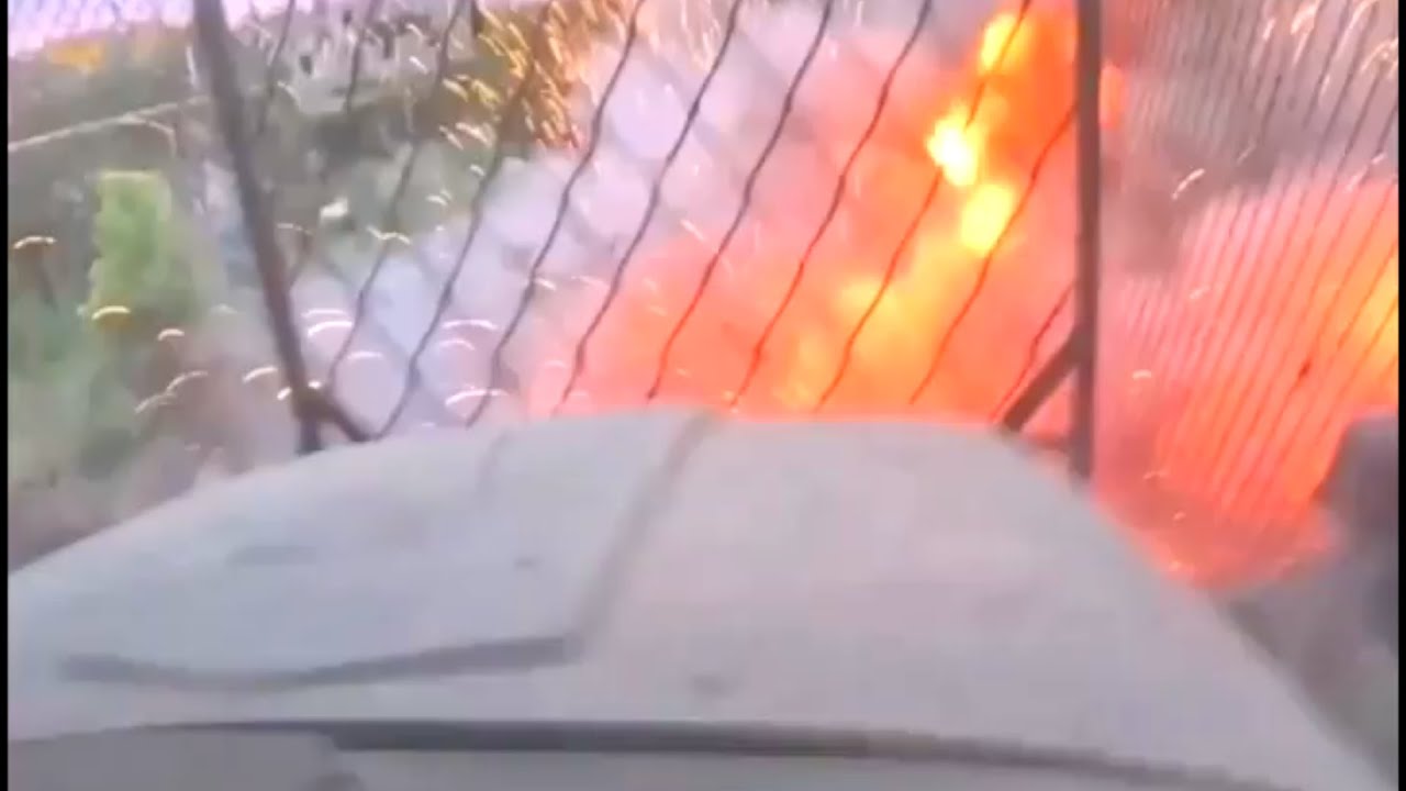 Удар FPV-дрона Украины в грузовик Урал с защитной решеткой