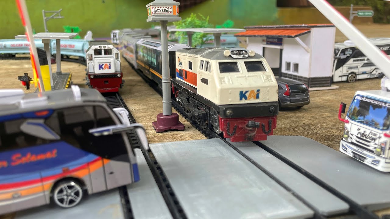 Drama Merakit Mainan Kereta Api CC203,CC201 Anjlok Menabrak Mobil Bus Yang Mogok Di Perlintasan KAI