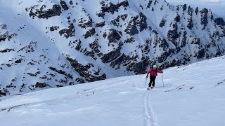 Urcare pe Valea Cerbului si coborare pe skiuri pe un culoar de sub Vf Obârșia