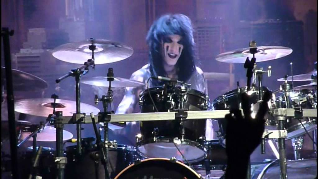 Black Veil Brides "Drum Solo" live in the UK 2012. YouTube