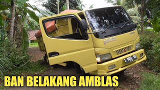 Dump Truck Pasir Kesulitan Bongkar Muatan, Ban Belakang Amblas