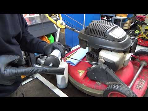 Video: Hvordan skifter du olie på en Troy Bilt tb110?