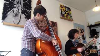 Video voorbeeld van "But not for me /  Guitar & Bass Duo"