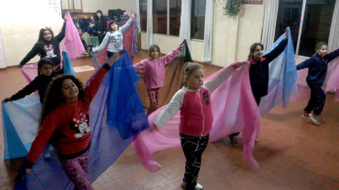 grupo infantil principiante de danzas árabes coreografía con velo