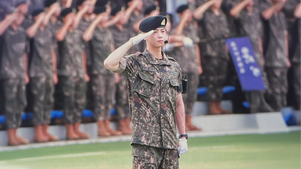 Cha Eun woo Leads Salute Command at Military Training Graduation!