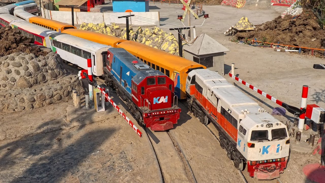 Momen Kereta Api Panjang Lokomotif CC201 CC206 Bersimpangan di Perlintasan Melewati Jembatan Layang