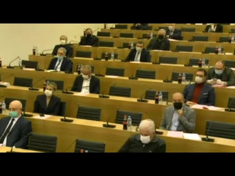 პარლამენტში რამდენიმე წუთში კენჭს მდგომარეობის გაგრძელების საკითხს უყრიან