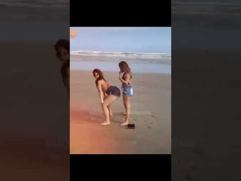 Tati Nunes e Letícia Azevedo dançando funk na praia